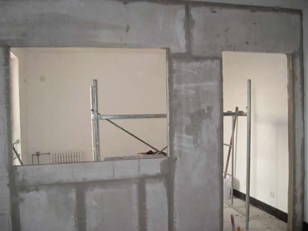 如何提高轻质隔墙板的平整度？